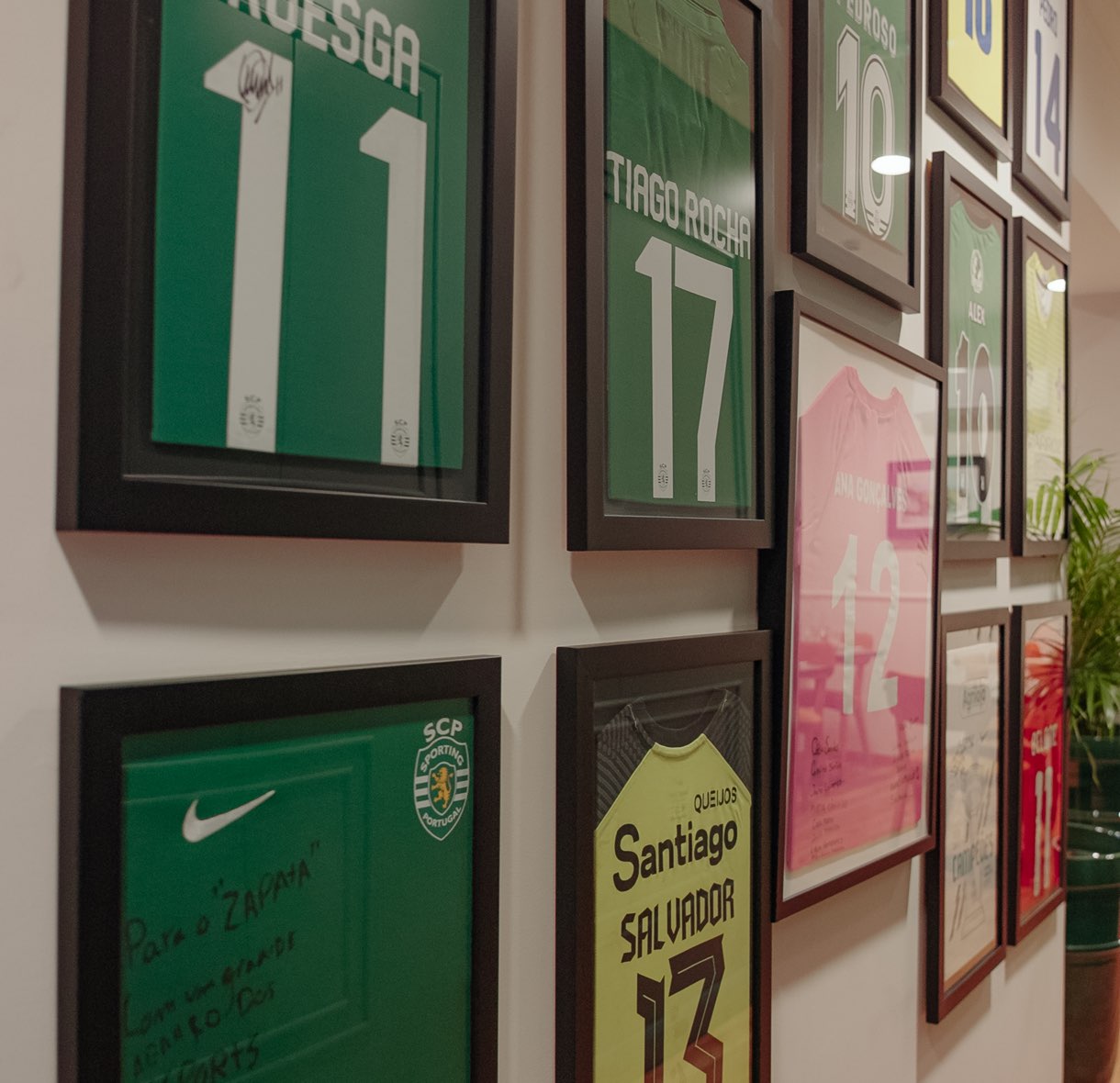 Maillots de football encadrés au mur