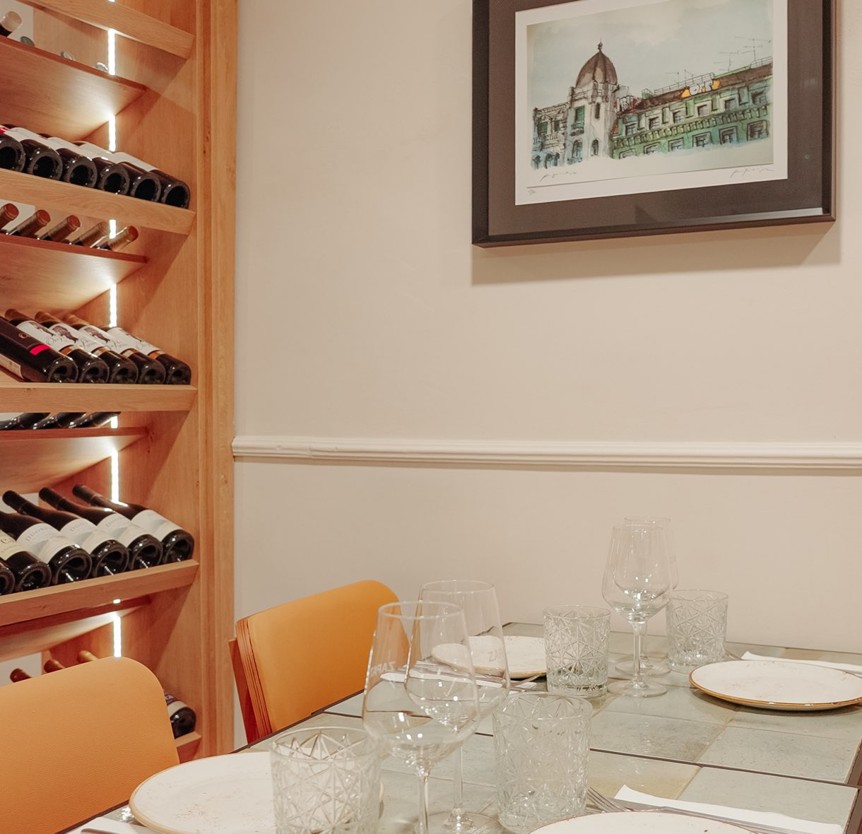 Cave à vins et tables dressées