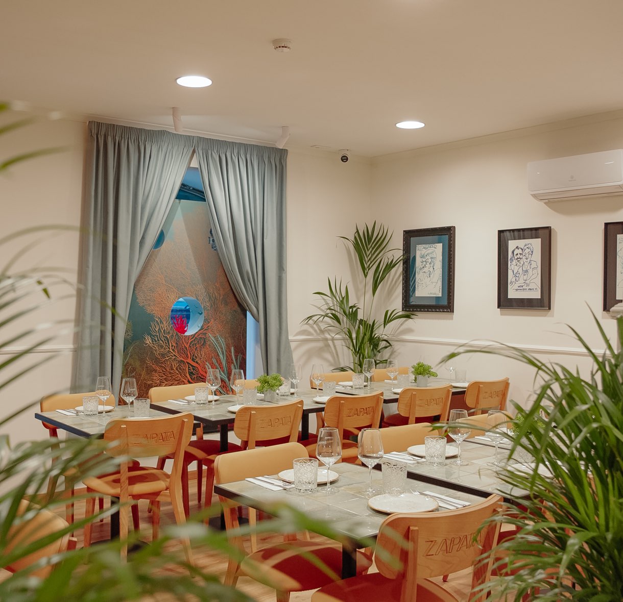Salle à manger aux tables dressées et plantes