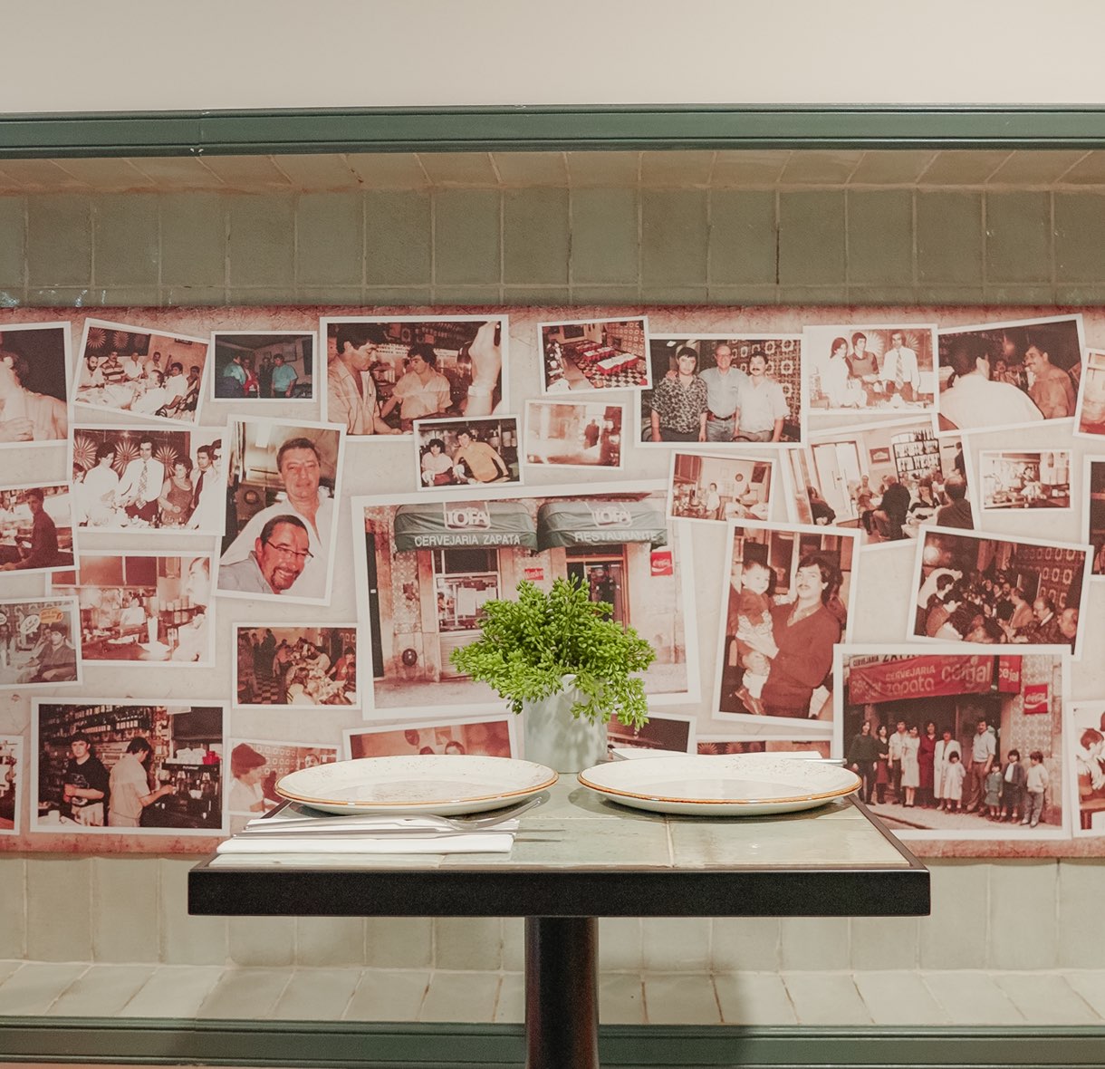 Table dressée devant le mur de photos de famille